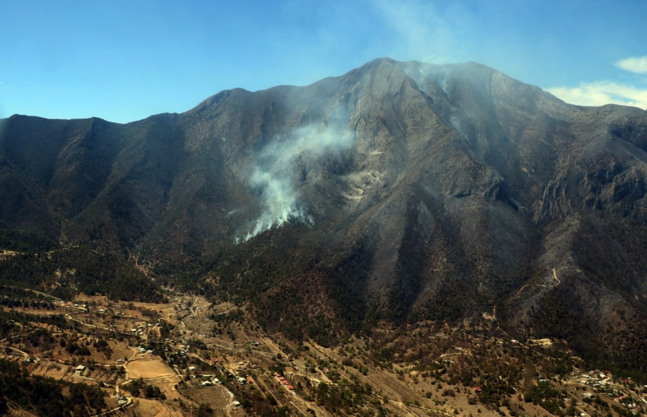 Más de150 brigadistas combaten incendio forestal en la sierra de Santiago